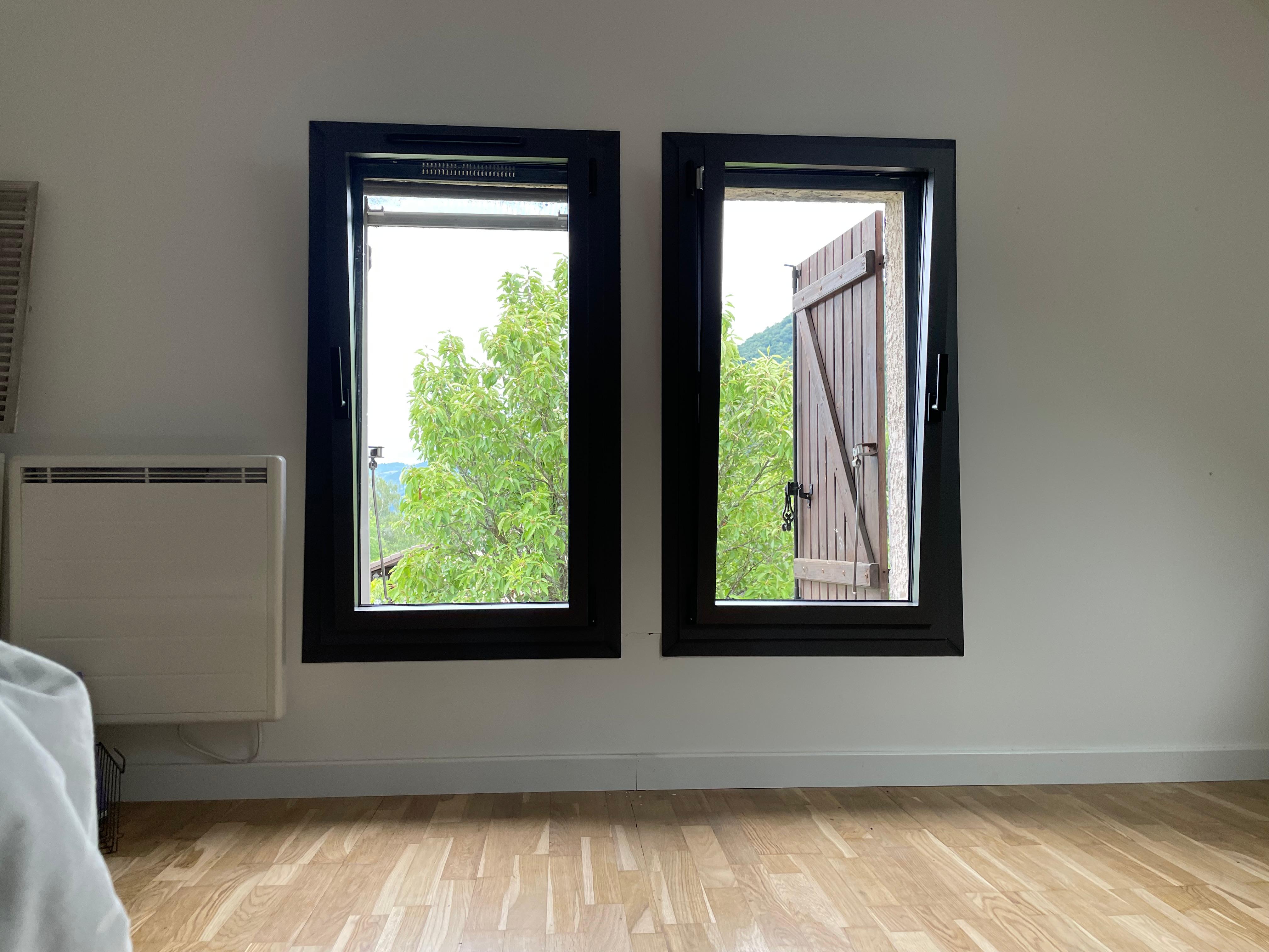 Fenêtres alu chambre étage avec volets