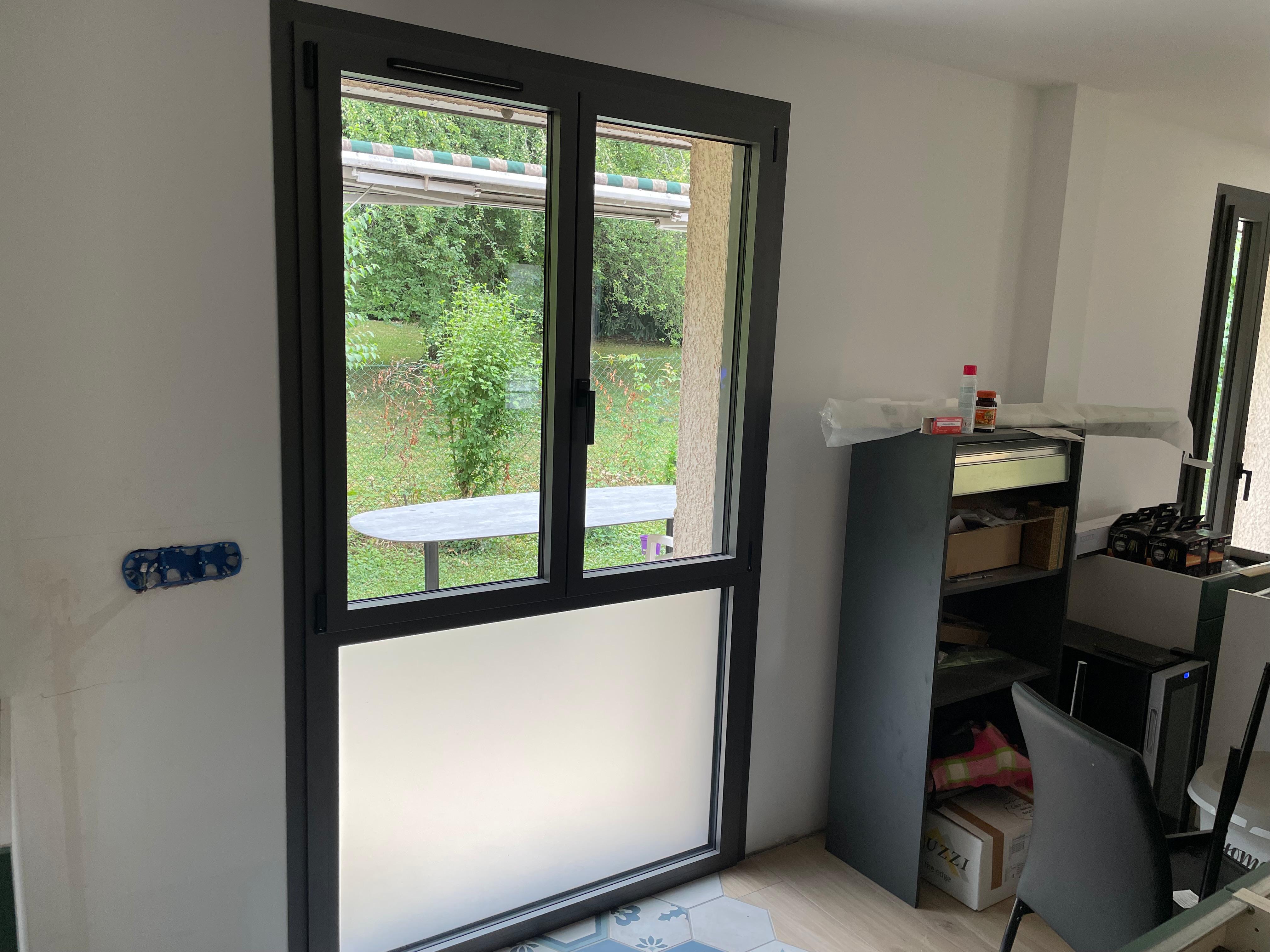 Porte-fenêtre alu avec soubassement